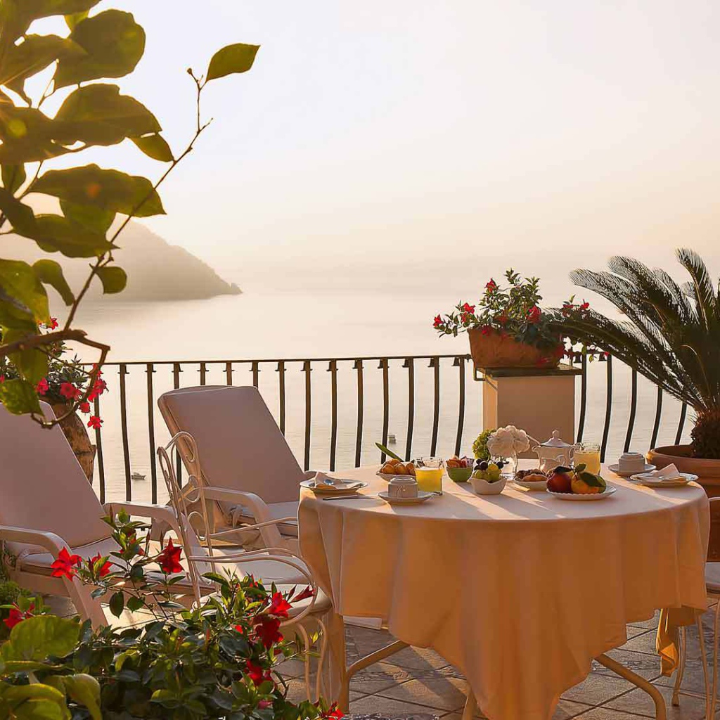 Завтрак на террасе на курорте Позитано, Италия