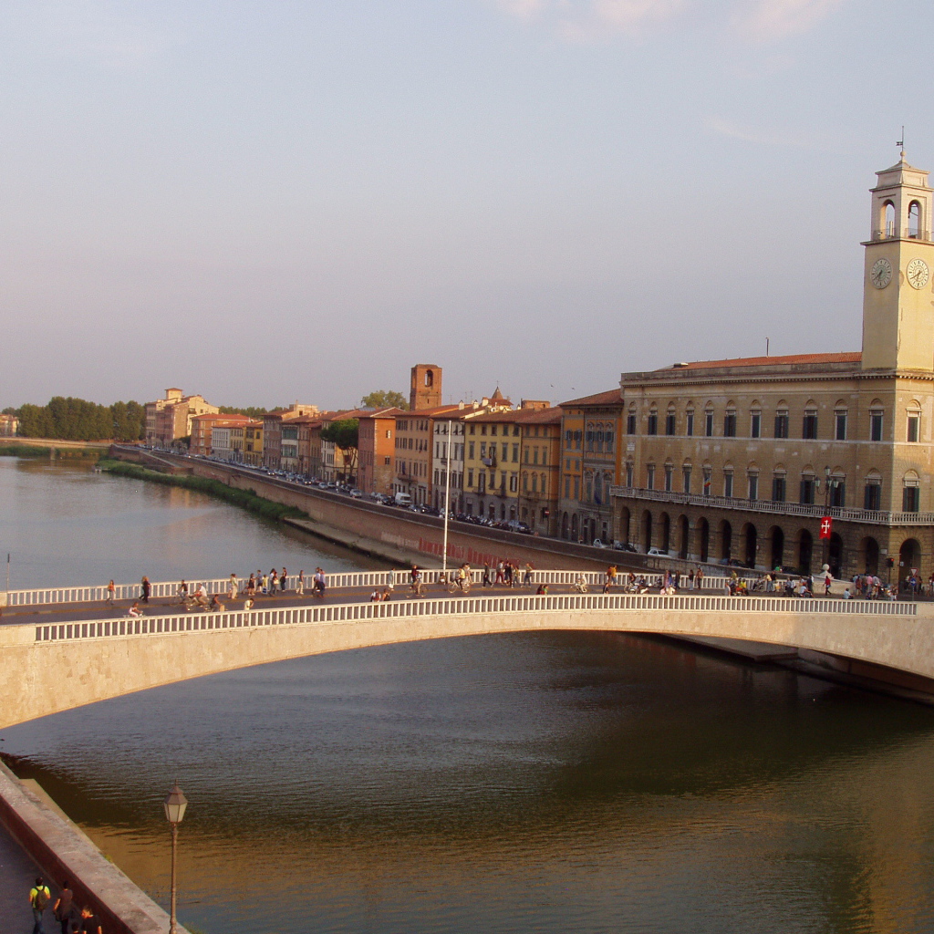 Мост через канал в Пизе, Италия