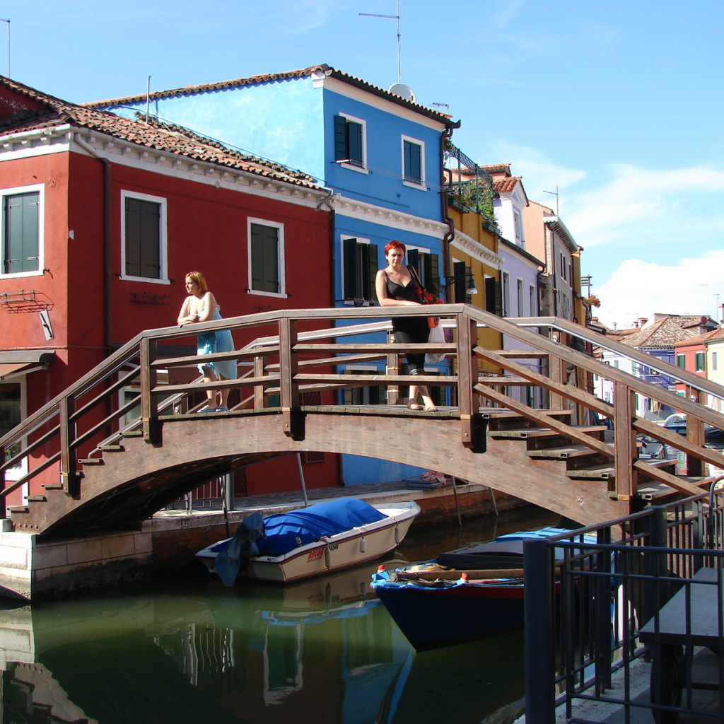 Мост через канал на острове Мурано, Италия