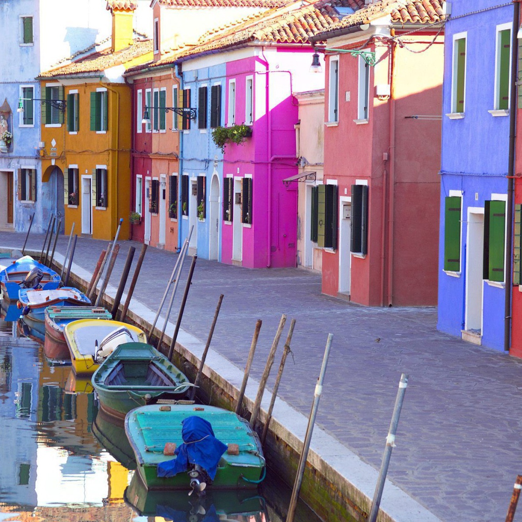 Яркие дома на берегу канала на острове Мурано, Италия