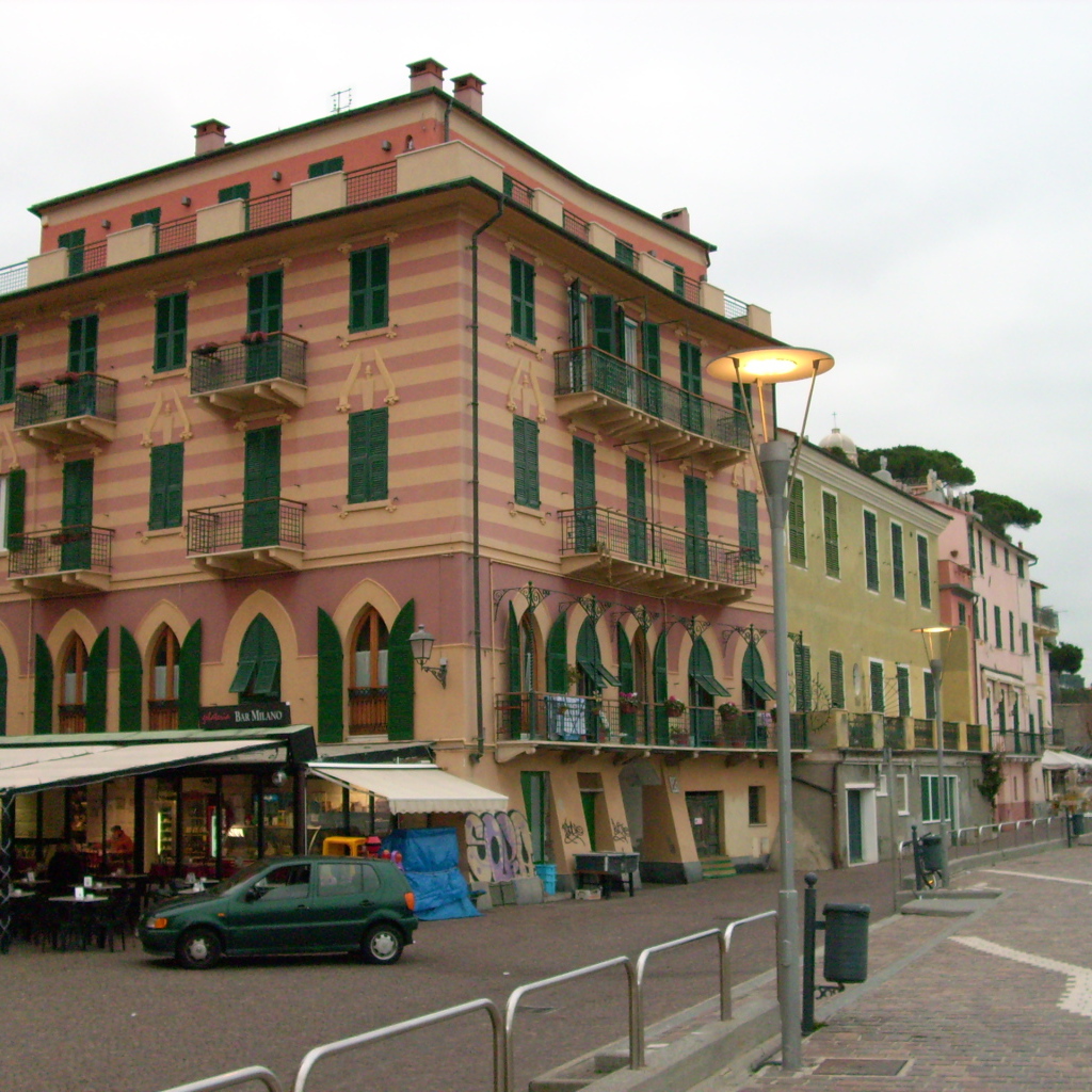 Здание на улице на курорте Челле Лигуре, Италия