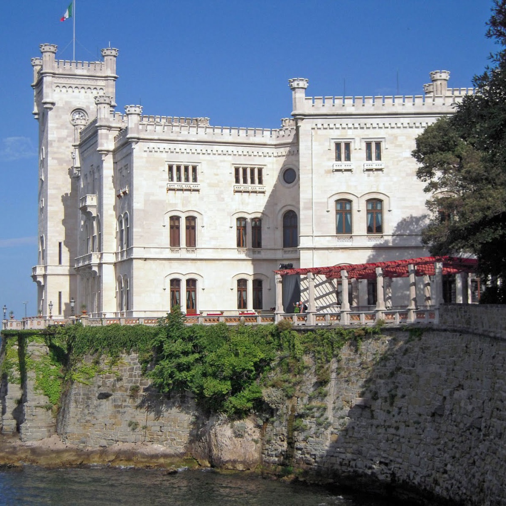 Здание на набережной на курорте в Триесте, Италия