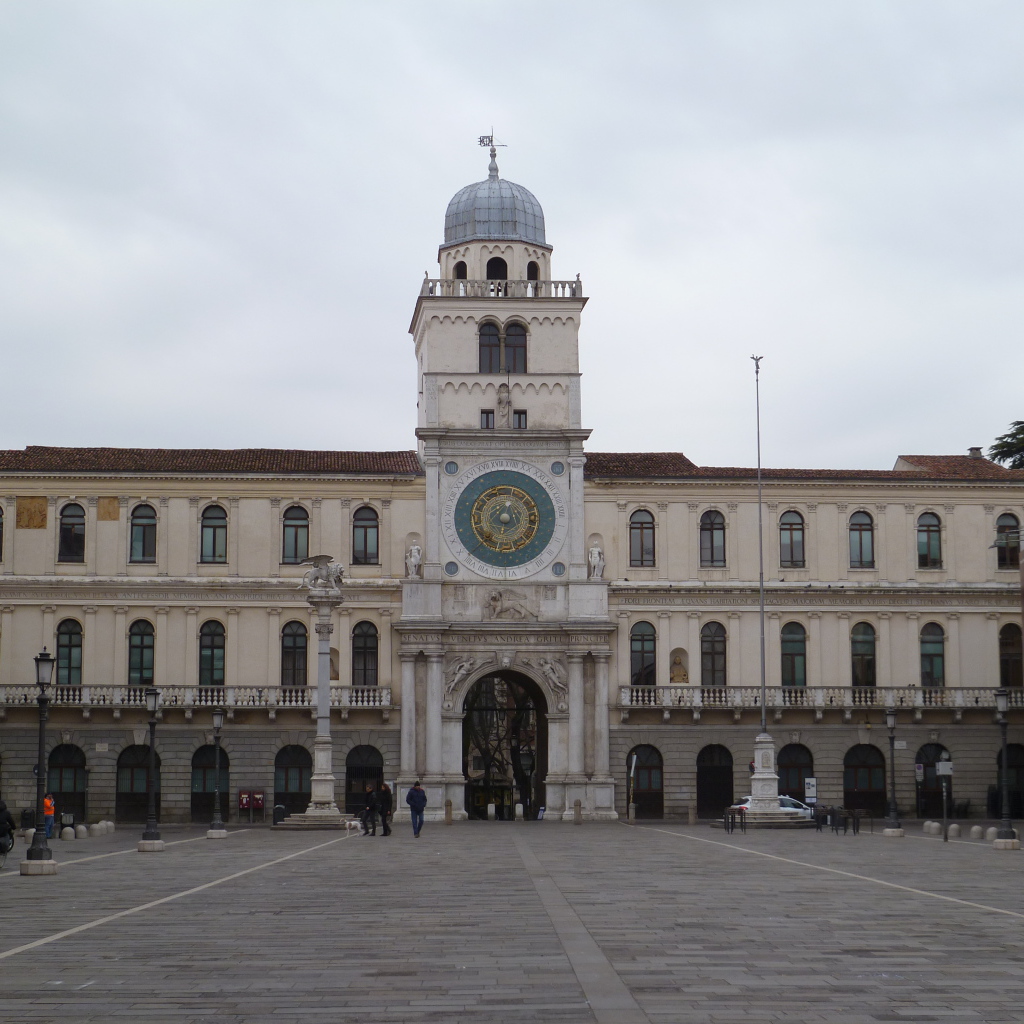 Здание с часами в Падуе, Италия