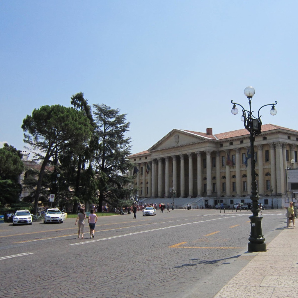 Здание с колоннами в Вероне, Италия