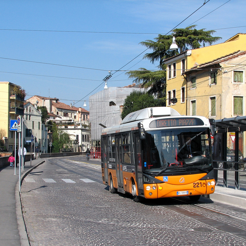 Автобус на улице города в Падуе, Италия