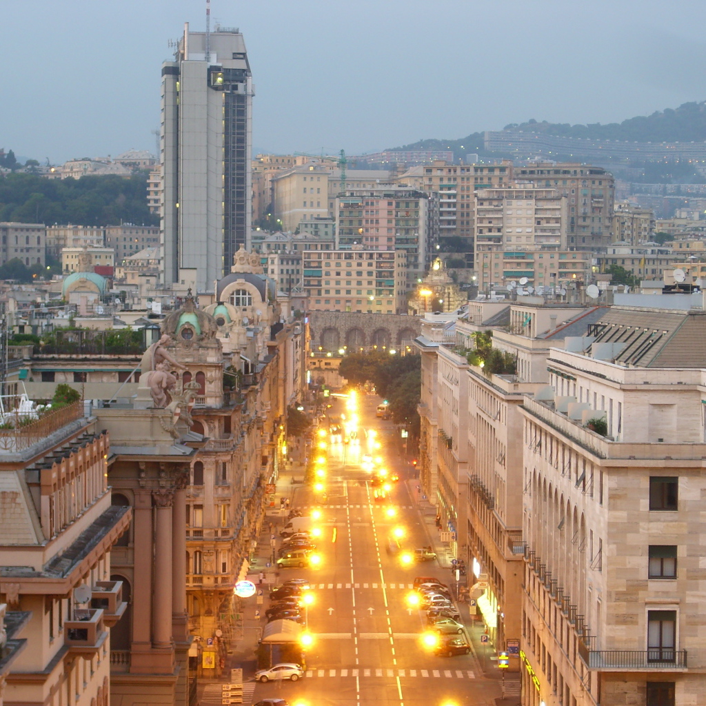 Оживленная улица в Лигурии, Италия