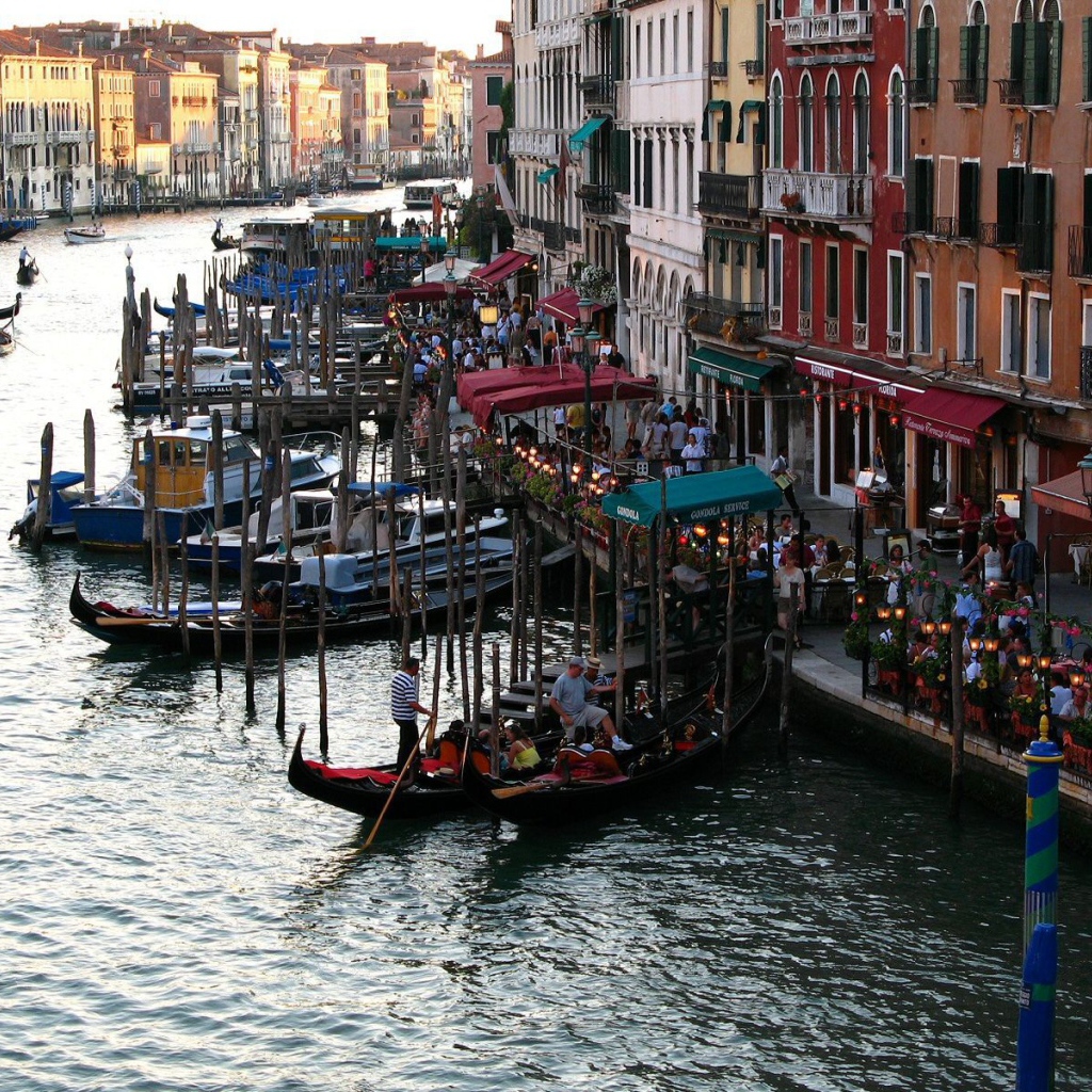 Оживленная улица в Венеции, Италия