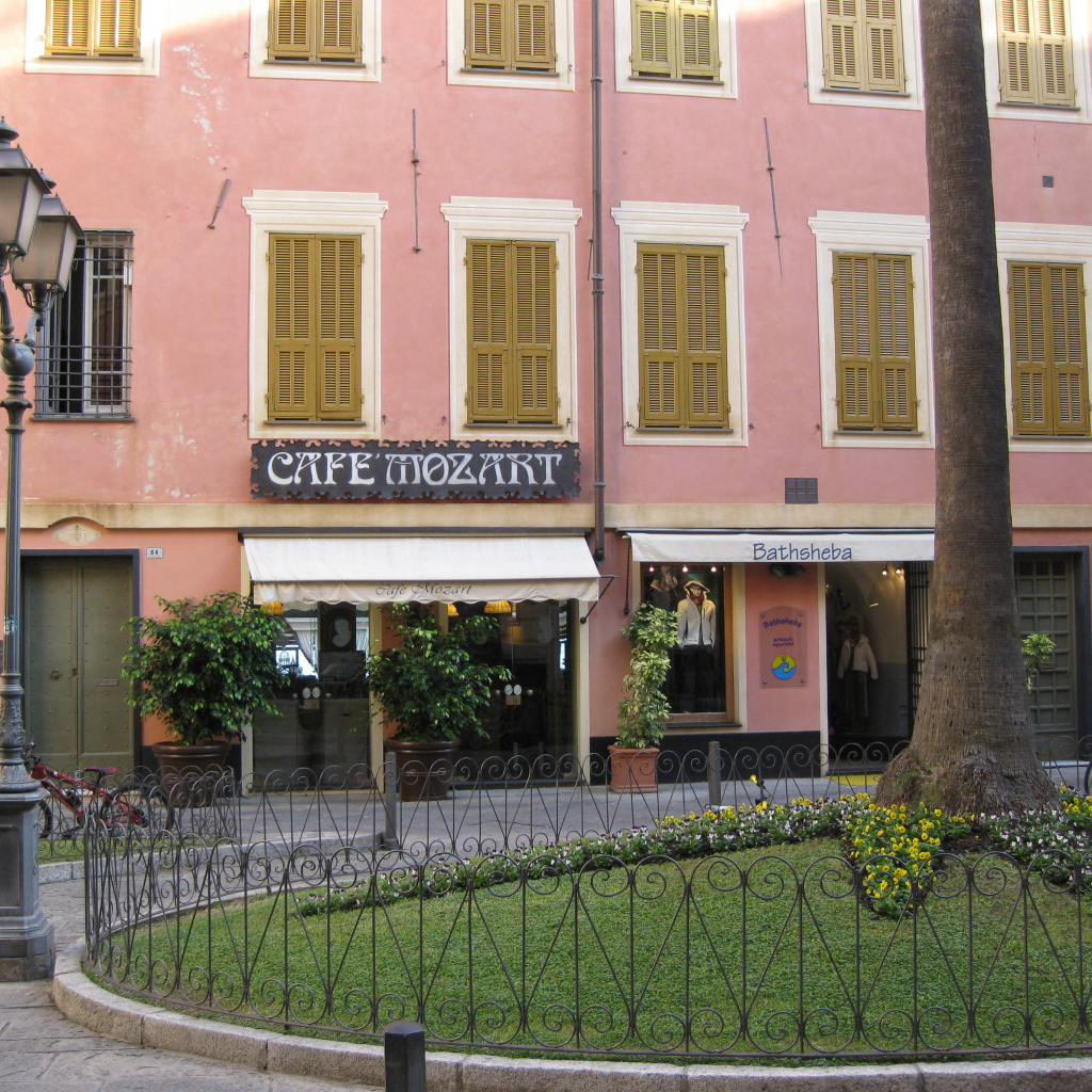 Кафе Моцарт на курорте Алассио, Италия
