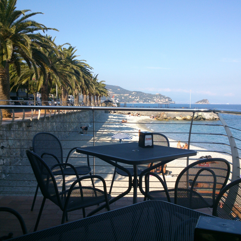 Кафе на пляже на курорте Ноли, Италия