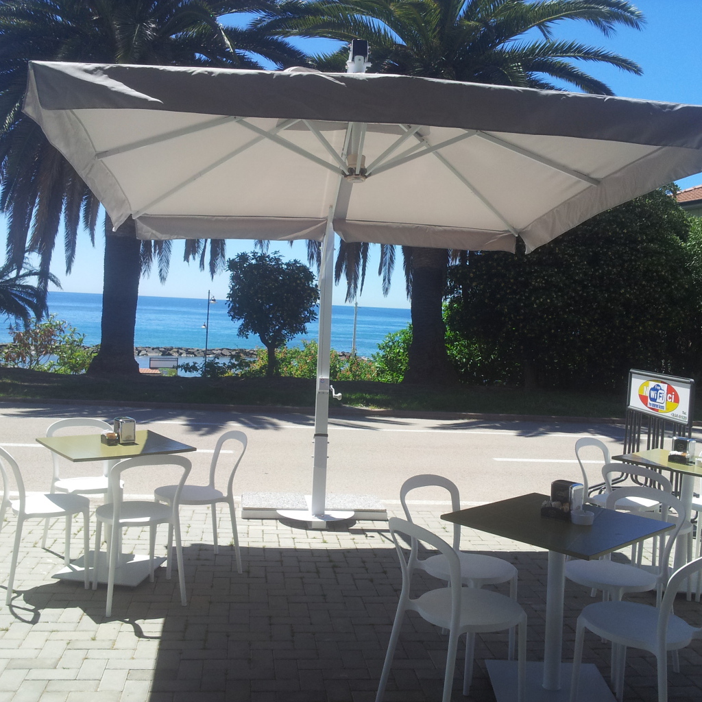 Кафе на набережной в Санто Стефано аль Маре, Италия