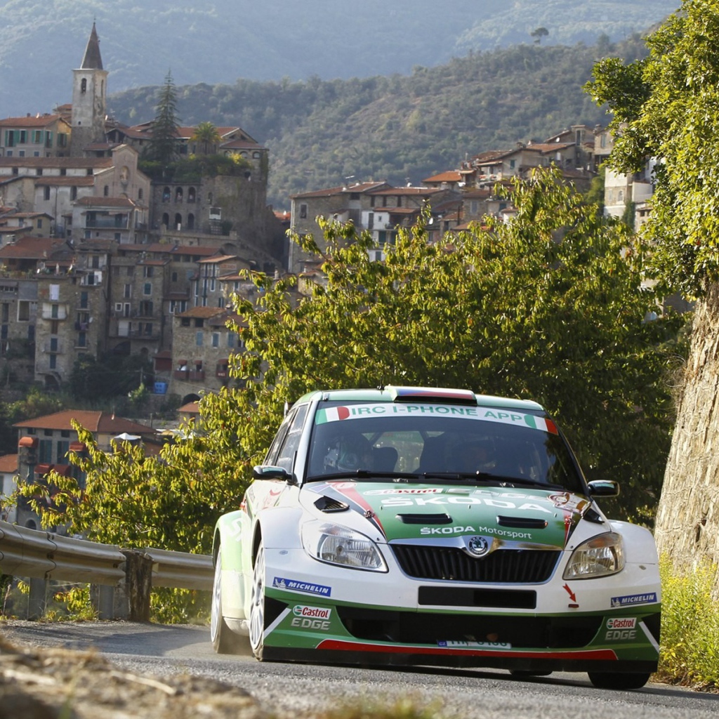 Автомобиль на фоне города в Сан Ремо, Италия