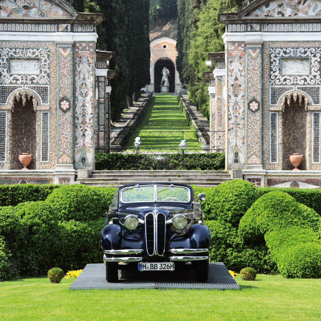 Автомобиль на фоне сада в Тиволи, Италия