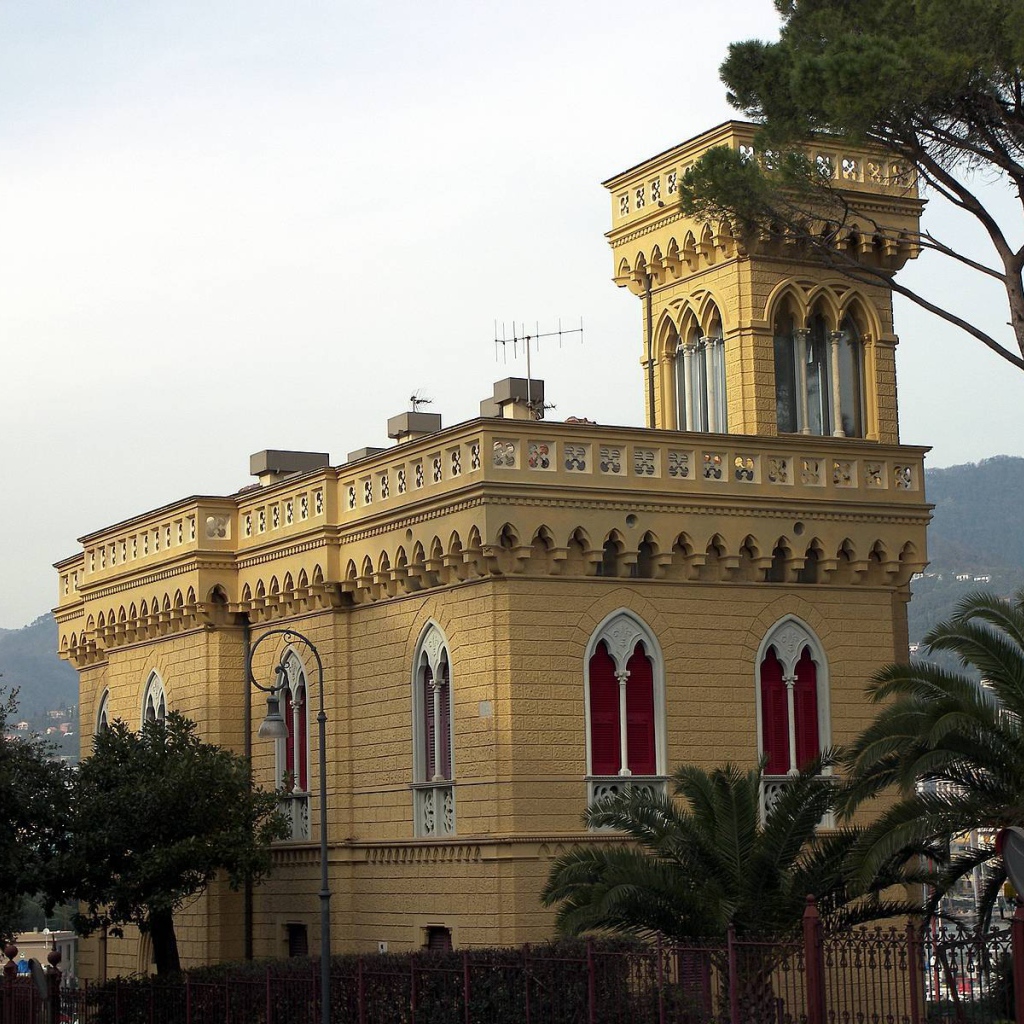 Замок на курорте Рапалло, Италия