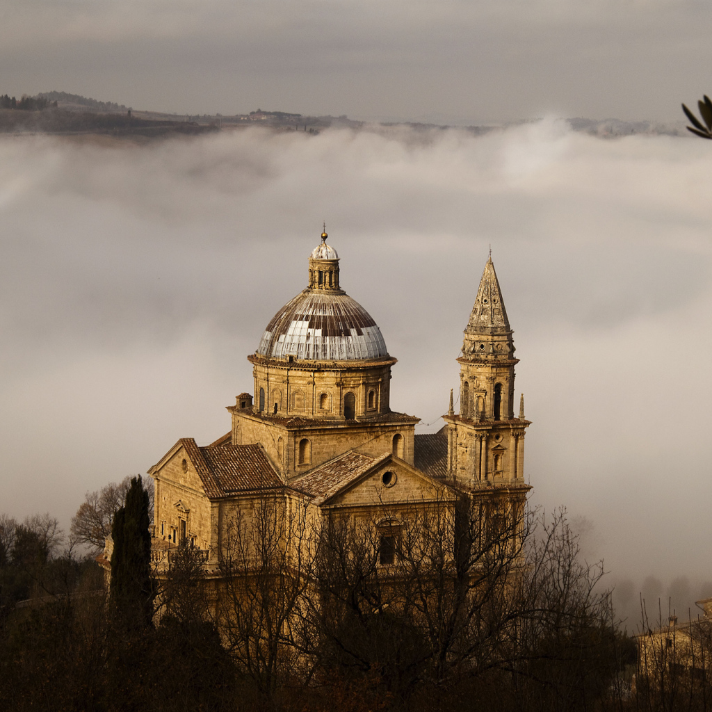 Собор на фоне тумана в Сиене, Италия