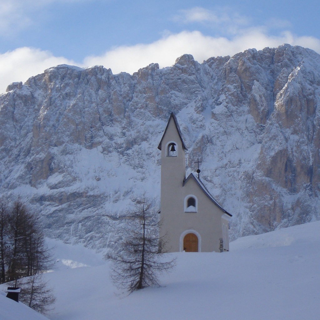 Церковь на фоне Альп на горнолыжном курорте Валь Гардена, Италия