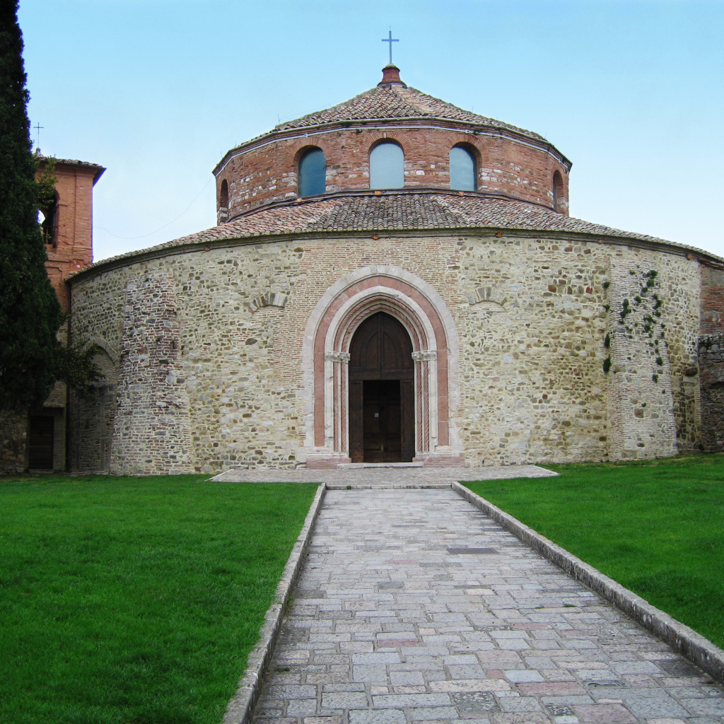 Церковь архангела Михаила в Перудже, Италия
