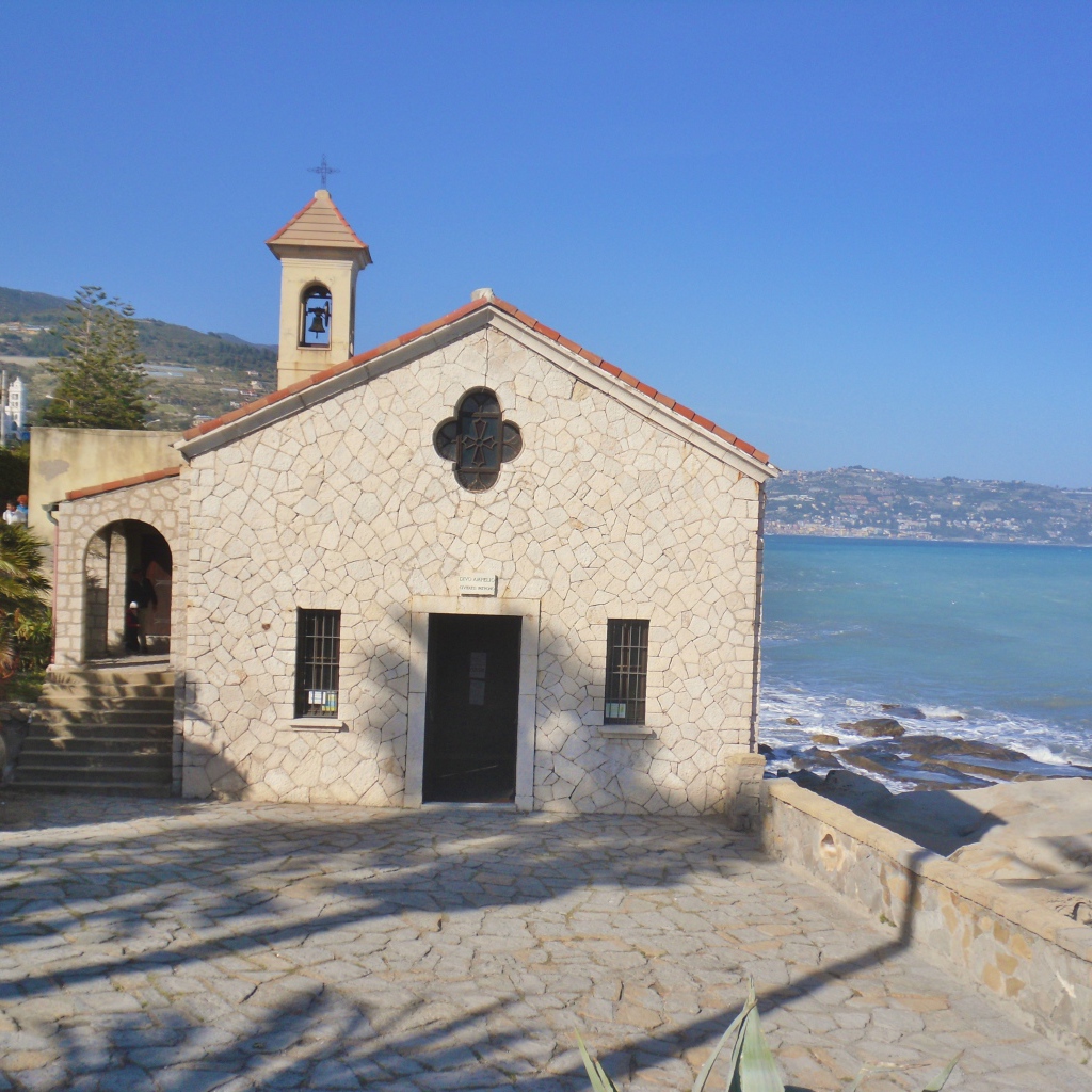 Церковь на набережной на курорте Бордигера, Италия