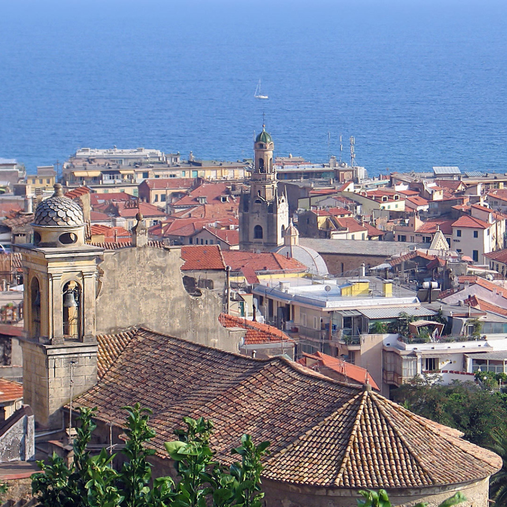 Город на фоне моря в Сан Ремо, Италия