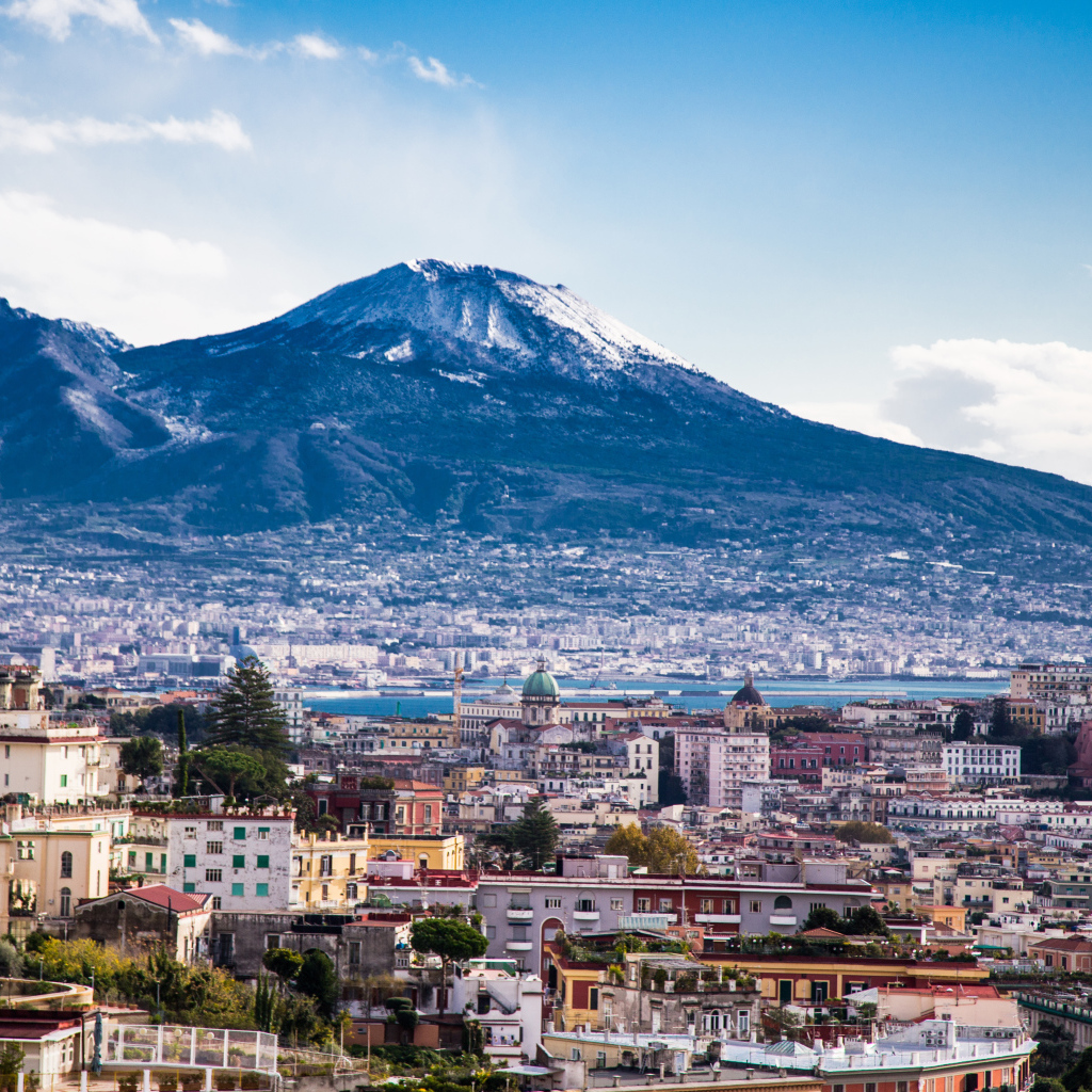 Город у подножия горы в Неаполе, Италия