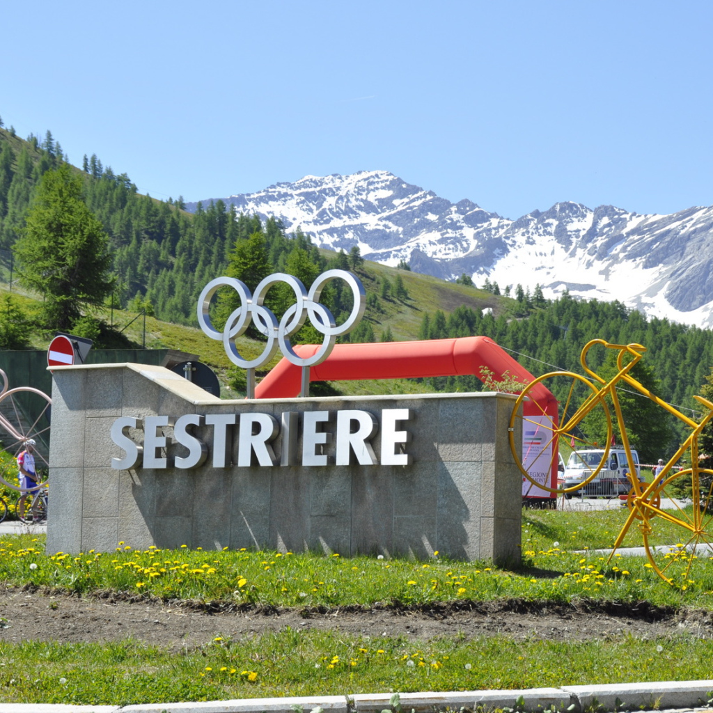 Городской знак на горнолыжном курорте Сестриер, Италия
