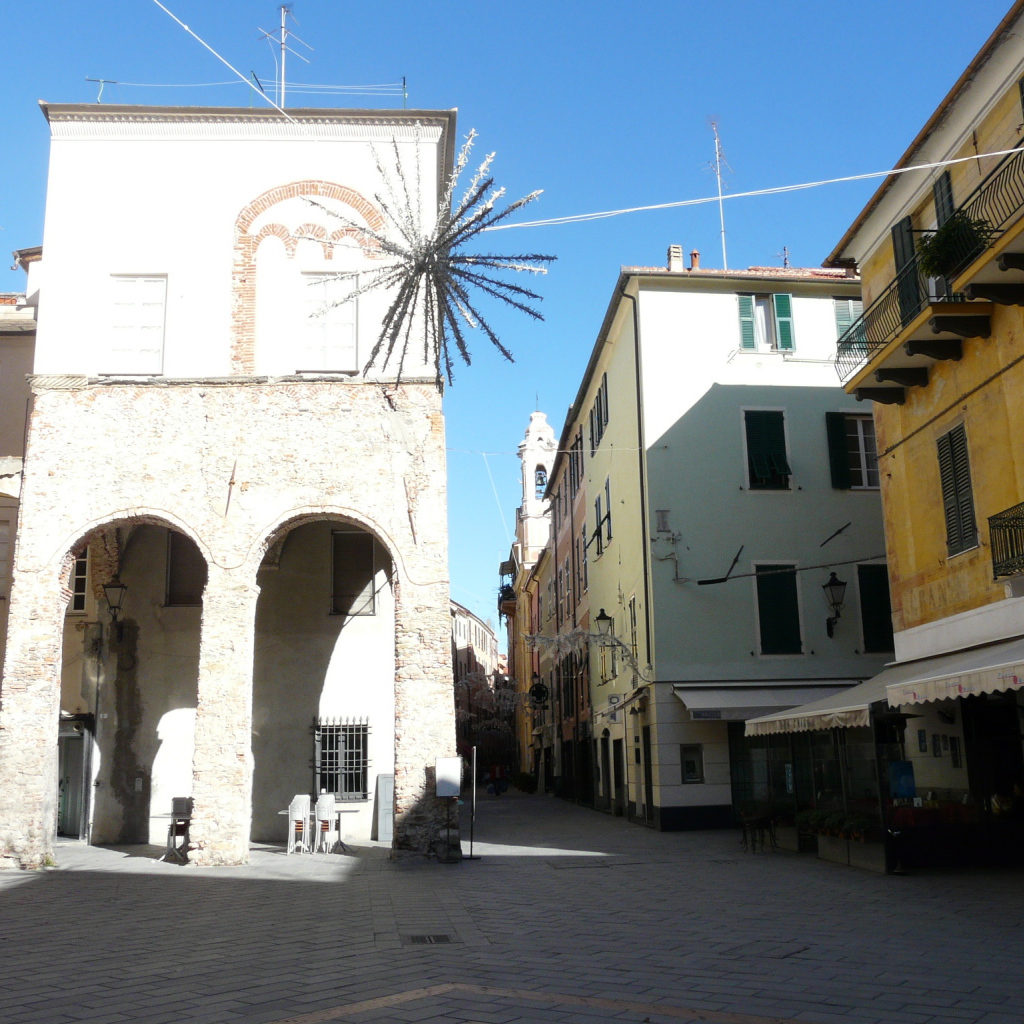 Городская улица в Лоано, Италия