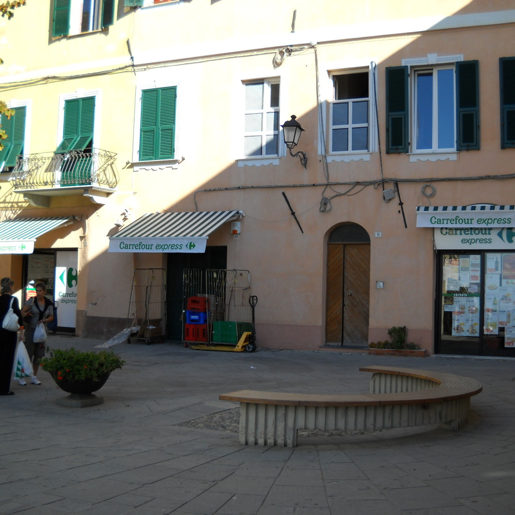 Городская улица в Санто Стефано аль Маре, Италия