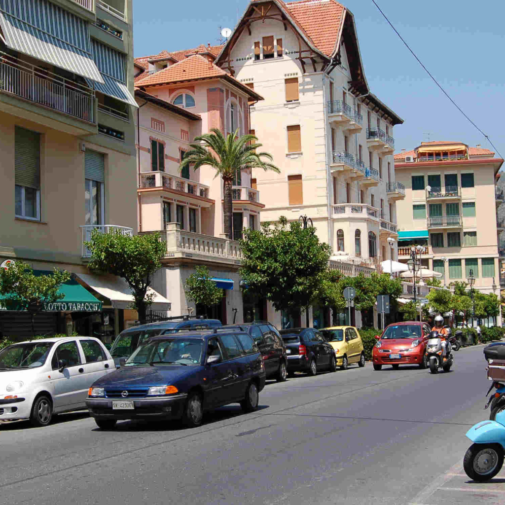 Городская улица на курорте Алассио, Италия