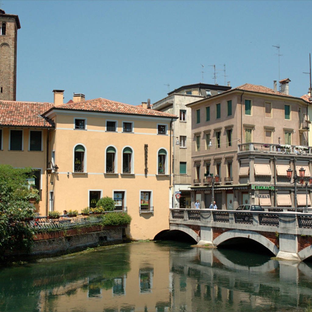 Городская улица на курорте Лидо ди Езоло, Италия