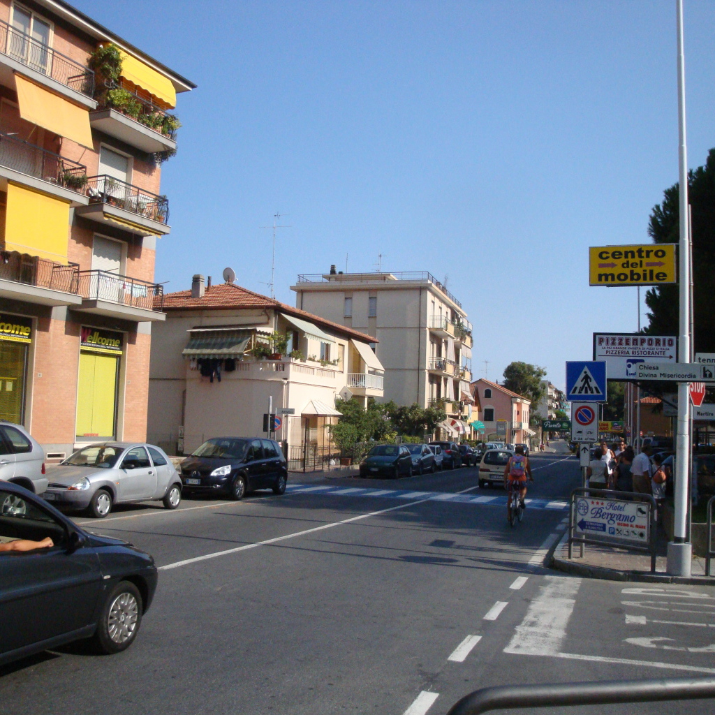 Городская улица на курорте Сан Бартоломео Аль Маре, Италия