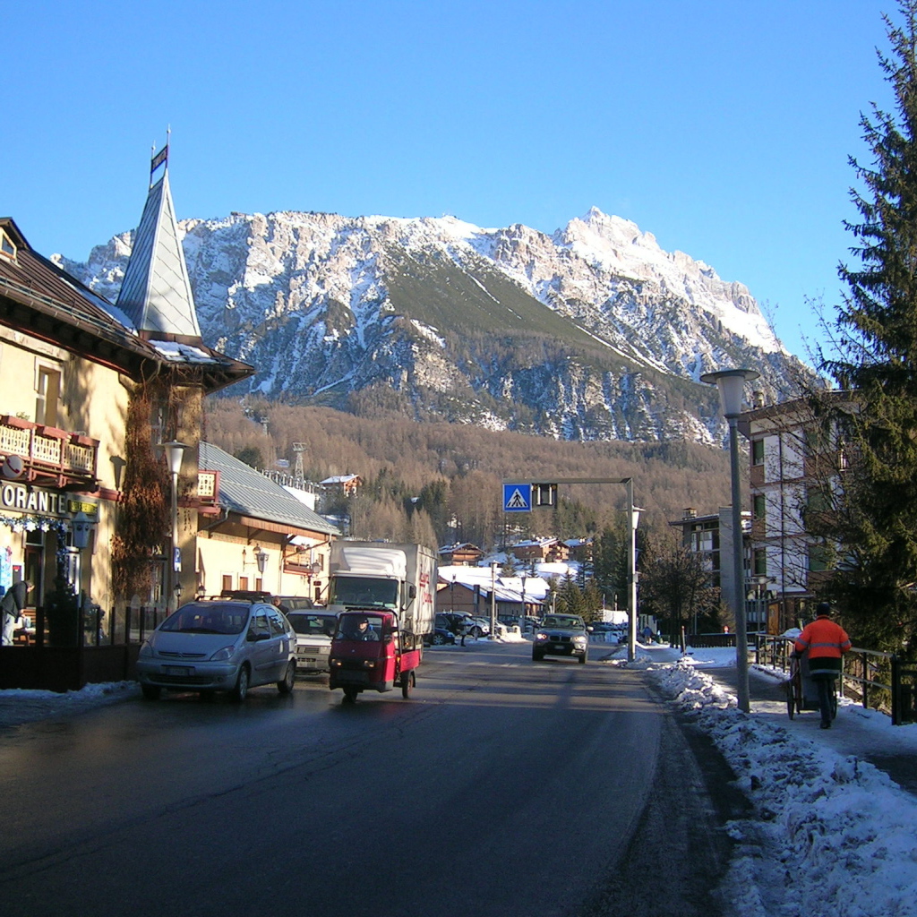Городская улица на горнолыжном курорте Кортина д'Ампеццо, Италия