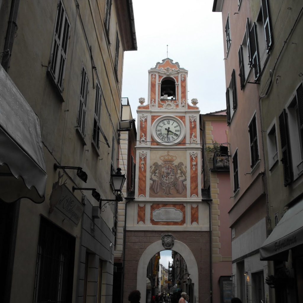 Башня с часами в Лоано, Италия