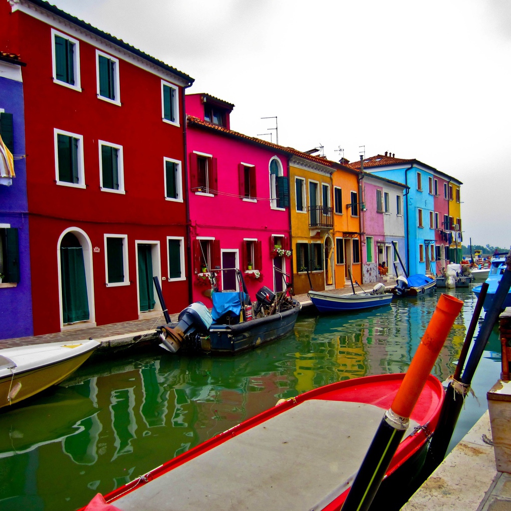 Разноцветные дома на острове Мурано, Италия