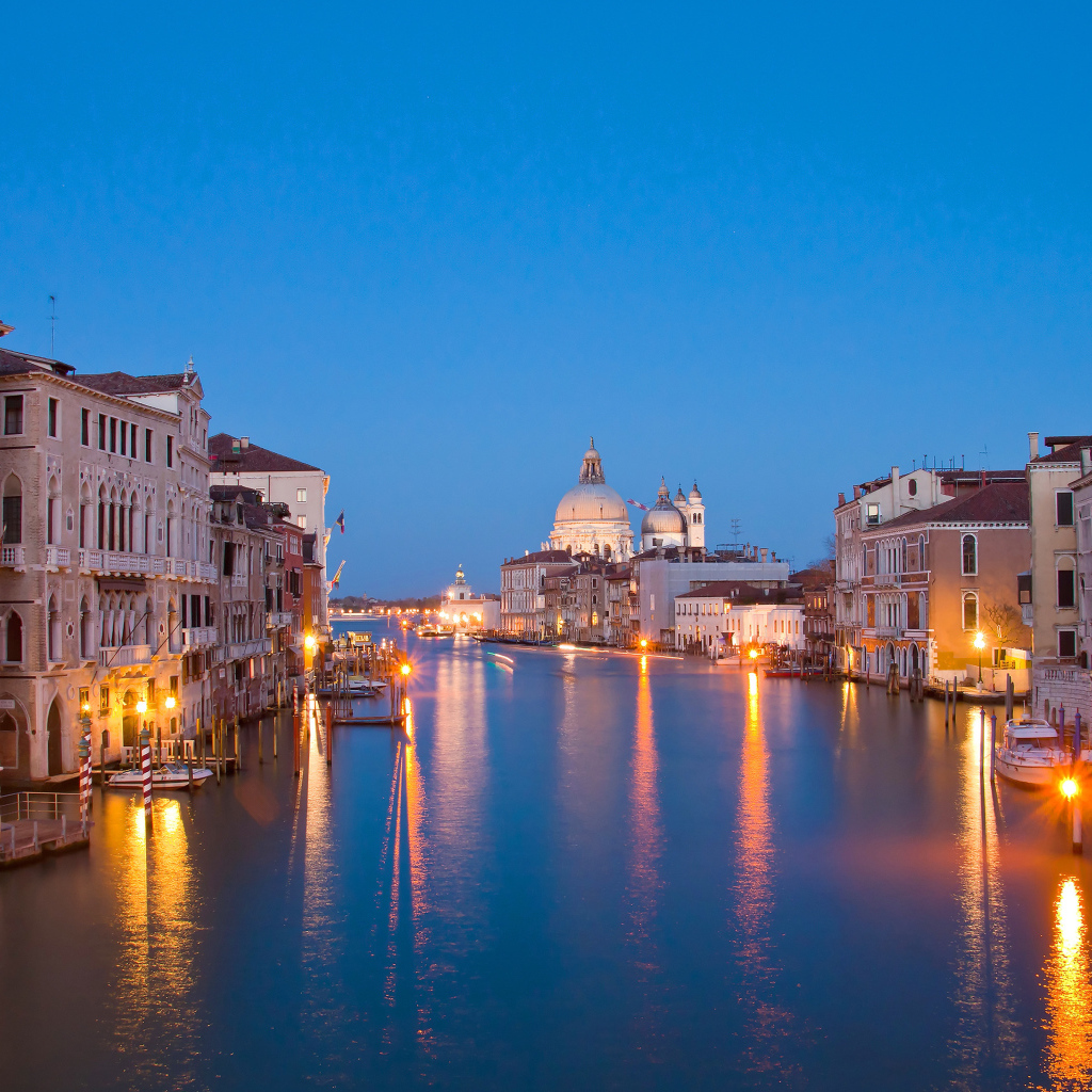 Предрассветный канал в Венеции, Италия