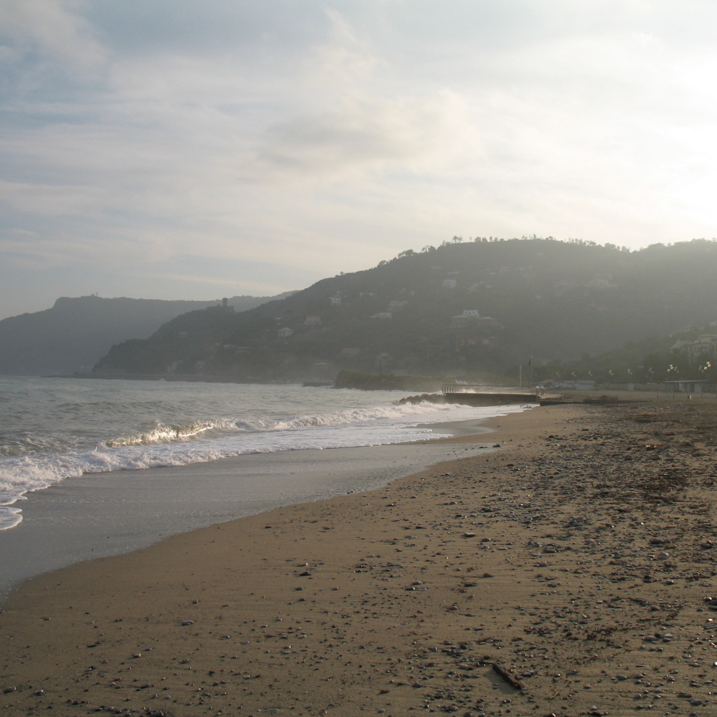 Рассвет на пляже на курорте Споторно, Италия