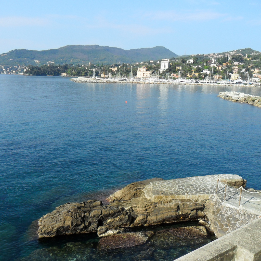 Спуск к причалу на курорте Сан Бартоломео Аль Маре, Италия