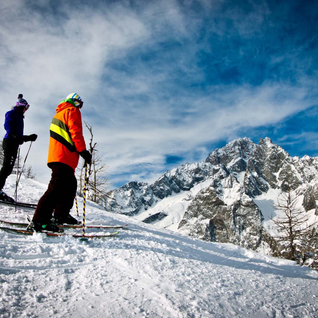 Спуск на лыжах на горнолыжном курорте Курмайор, Италия