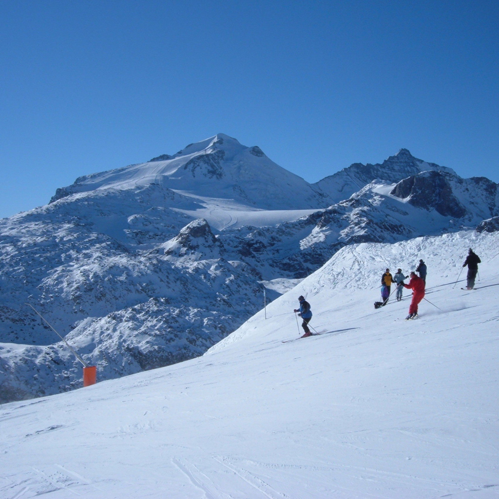 Спуск на лыжах на горнолыжном курорте Кортина д'Ампеццо, Италия