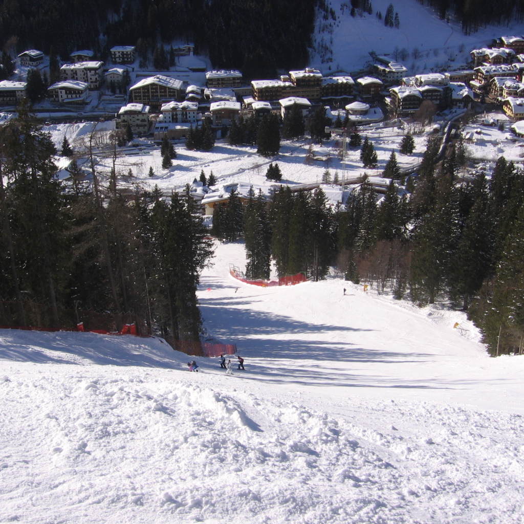 Спуск на лыжах на горнолыжном курорте Мадонна ди Кампильо, Италия