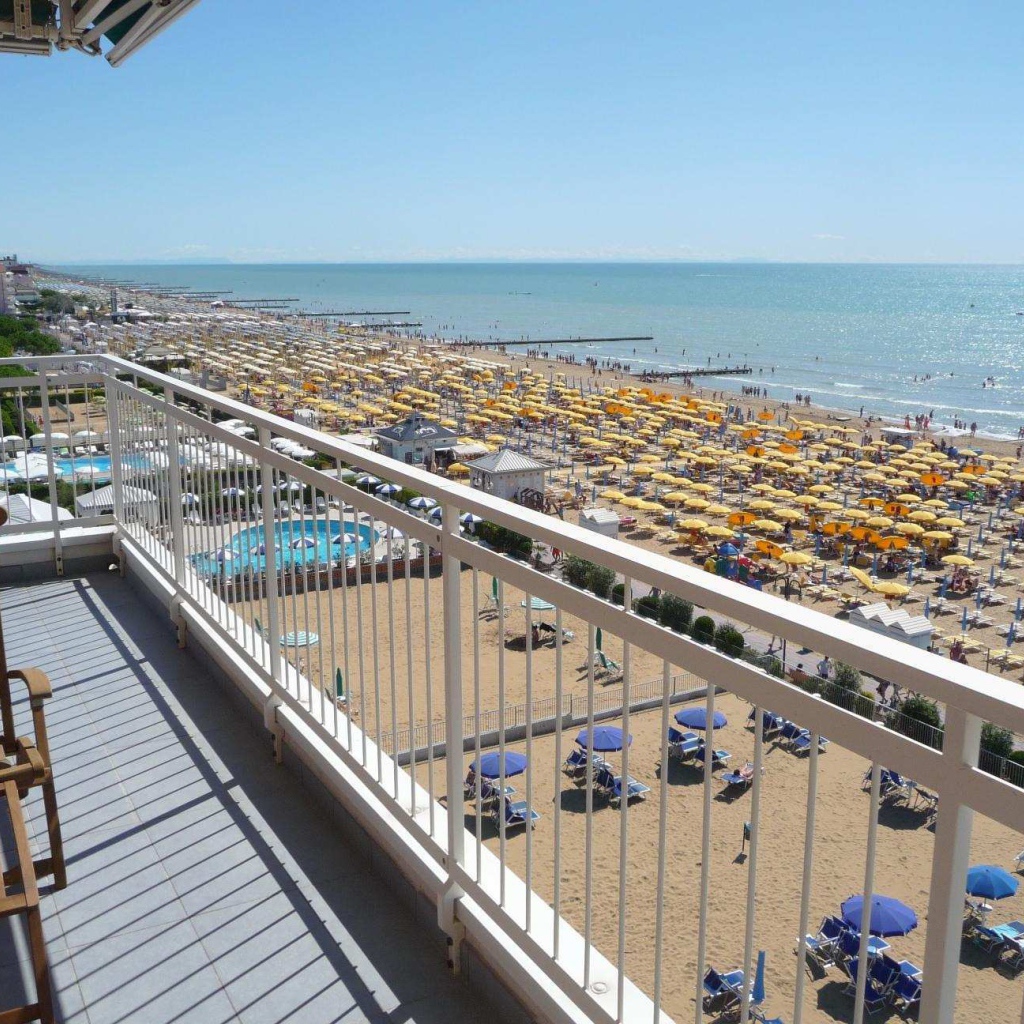 Бескрайний пляж на курорте Лидо ди Езоло, Италия