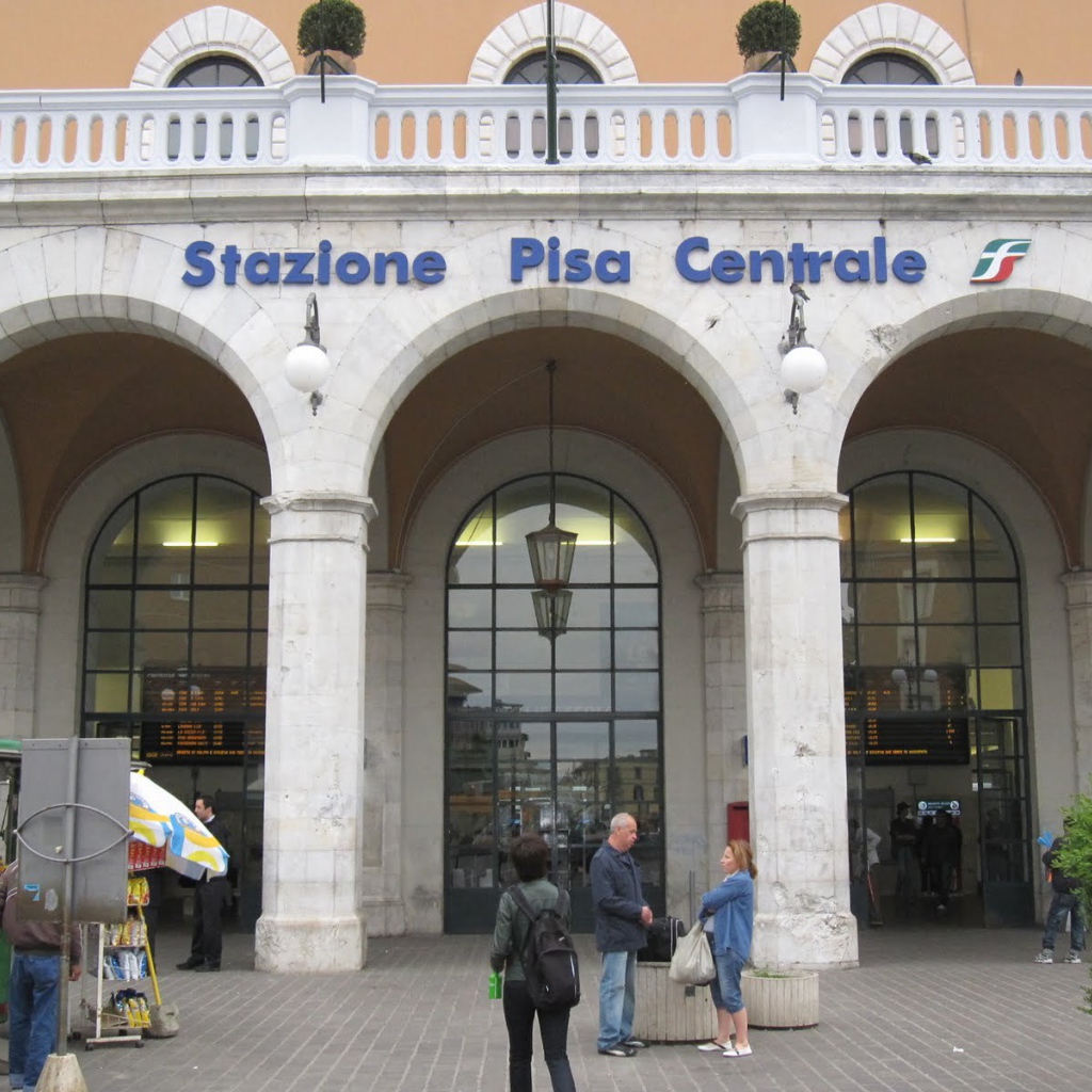 Вход на центральный вокзал в Пизе, Италия