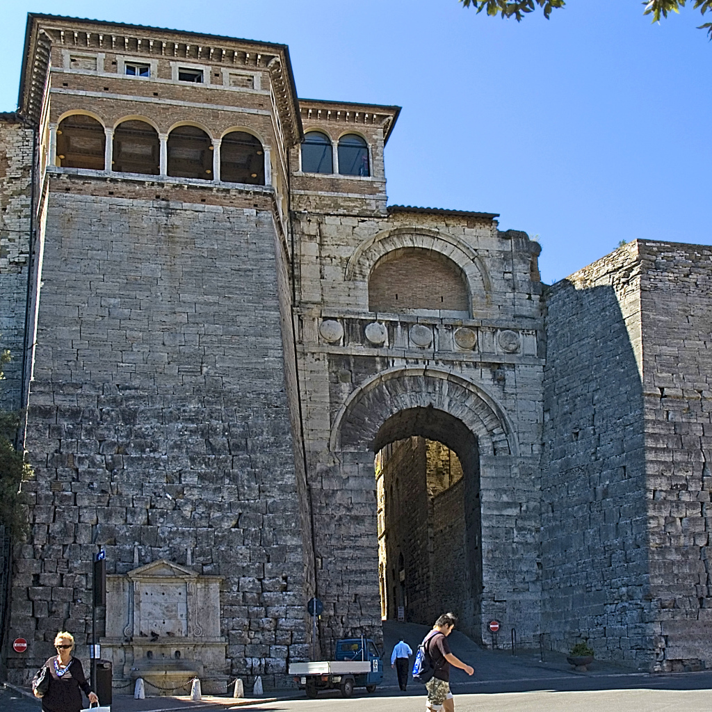 Арка Этрусков в Перудже, Италия