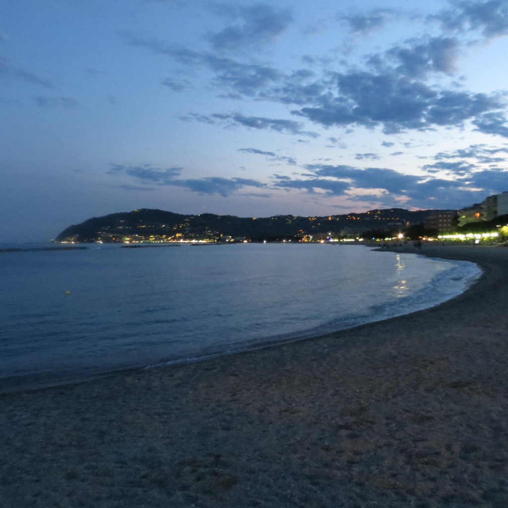 Вечерние огни на курорте Диано Марино, Италия