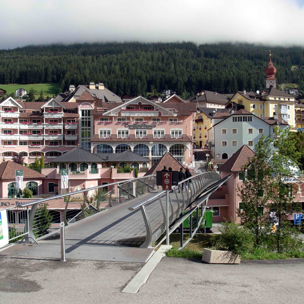 Пешеходный мост на курорте Ортизей, Италия