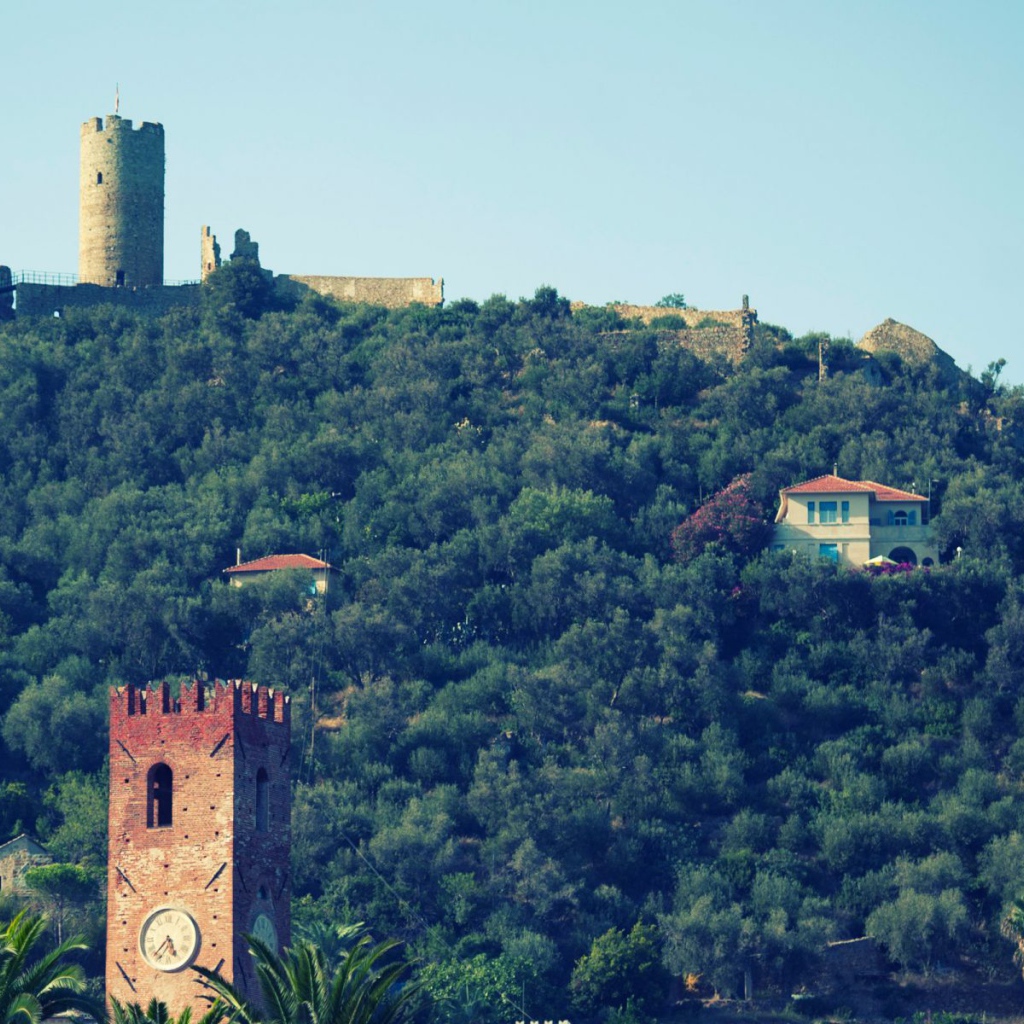 Крепость на горе на курорте Ноли, Италия