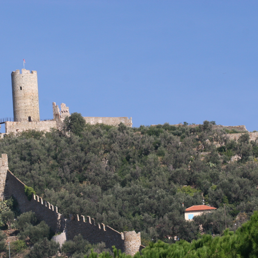 Крепостная стена на курорте Ноли, Италия