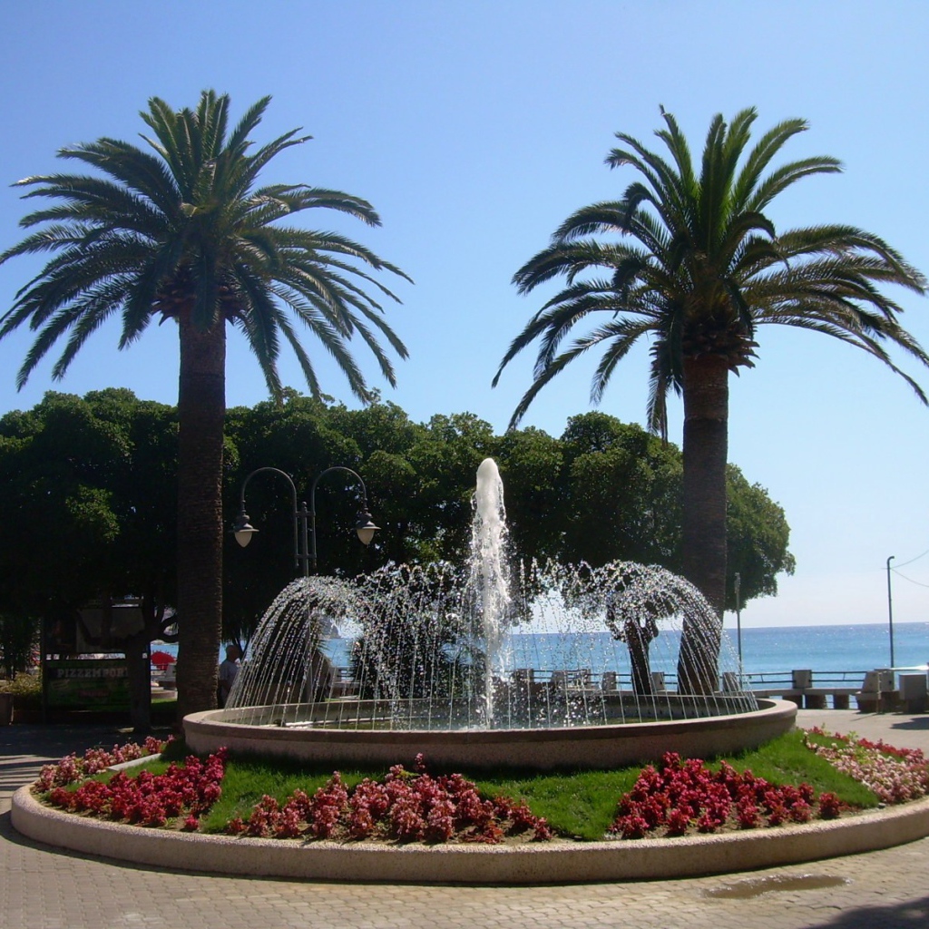 Фонтан на набережной на курорте в Пьетра Лигуре, Италия