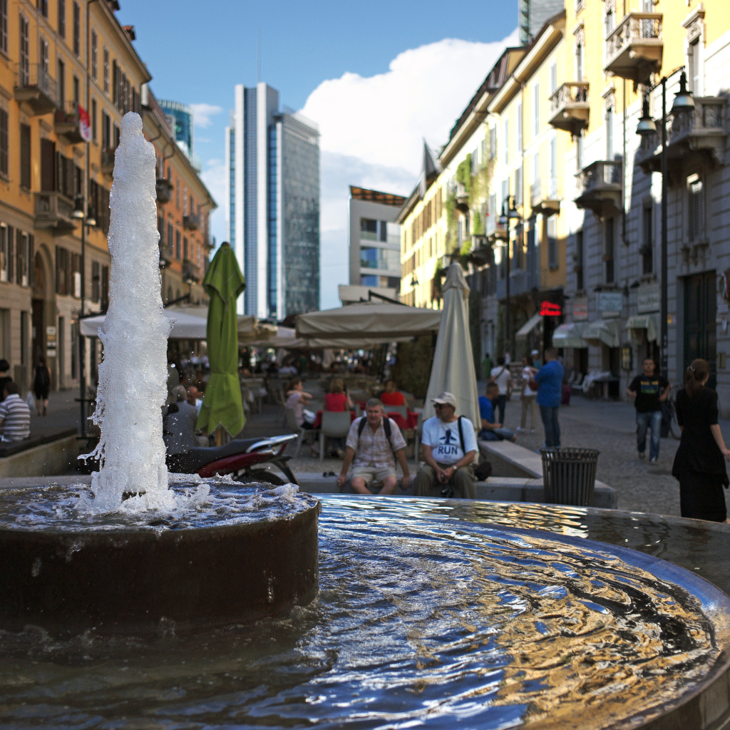 Фонтан на улице в Милане, Италия