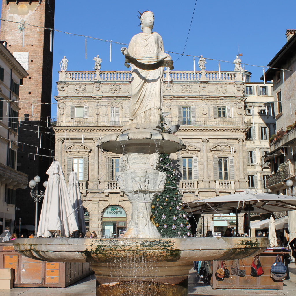 Фонтан на улице в Вероне, Италия