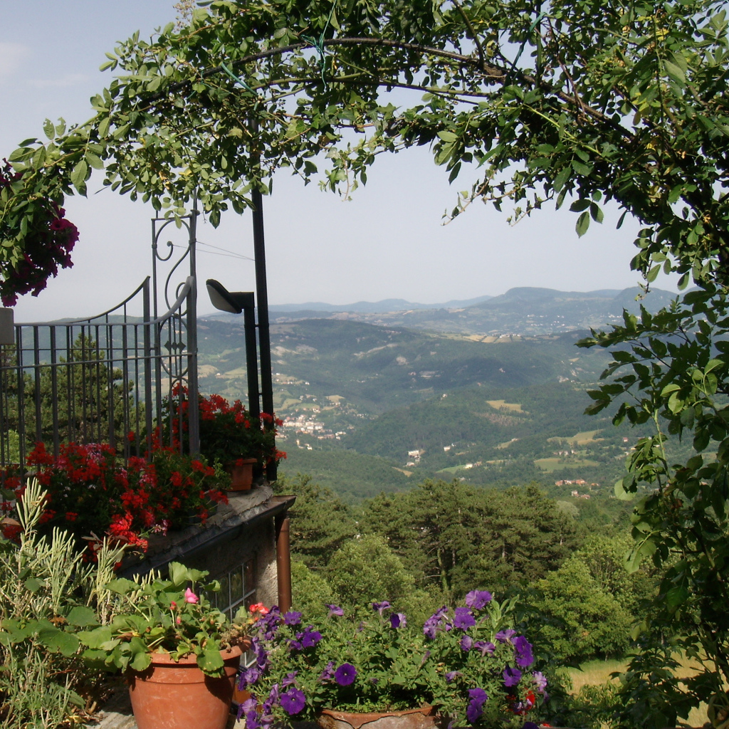 Сад с видом на горы на курорте в Монтекатини Терме, Италия