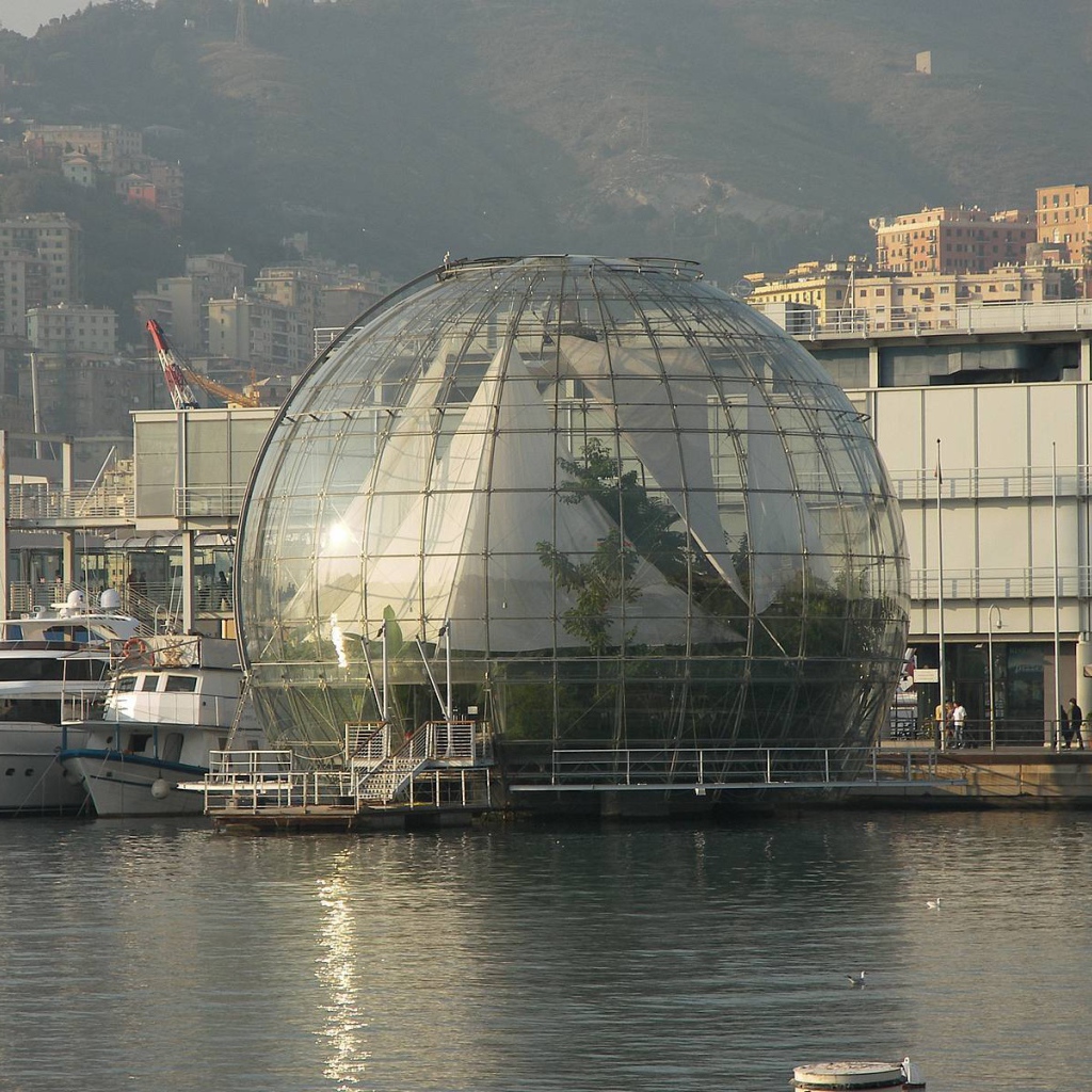 Стеклянный шар в Генуе, Италия